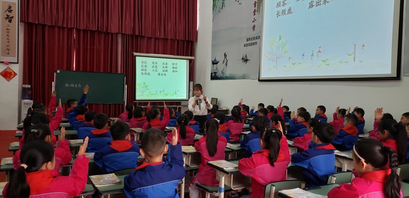 继光实验学校老师亮相德阳市小语年会.jpg